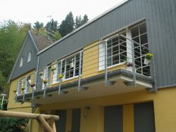 Geländer in verzinkter Ausführung mit Edelstahlhandlauf